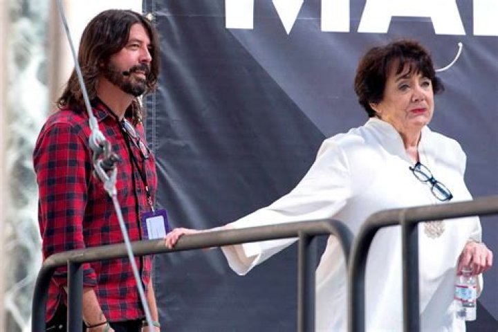 Dave Grohls Mom Virginia Grohl Dies At The Age Of 73